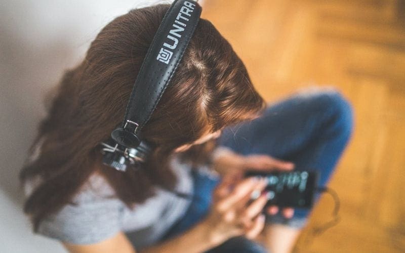 woman listening to lo fi music