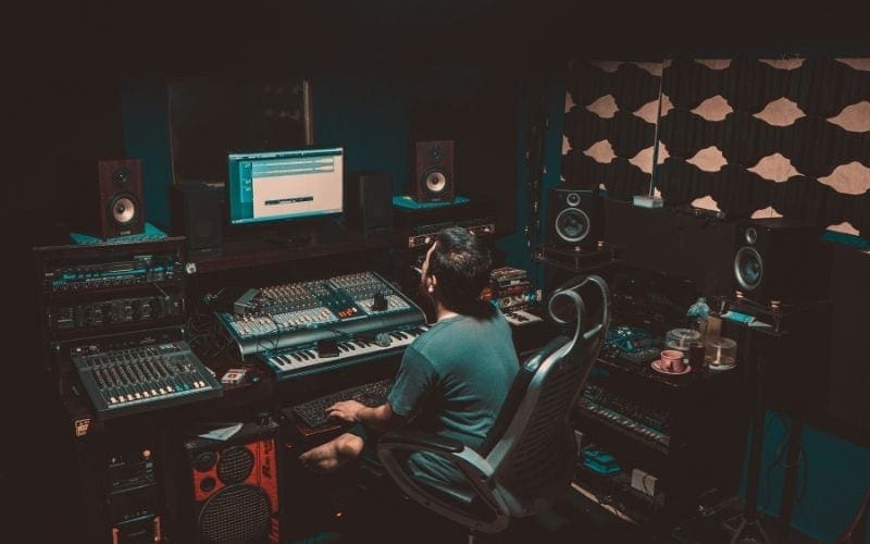 Man using free MIDI drum loops in his DAW in music studio
