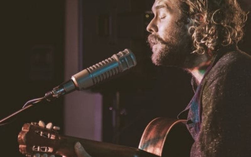 Electric Vs Acoustic Guitar – Our Guide