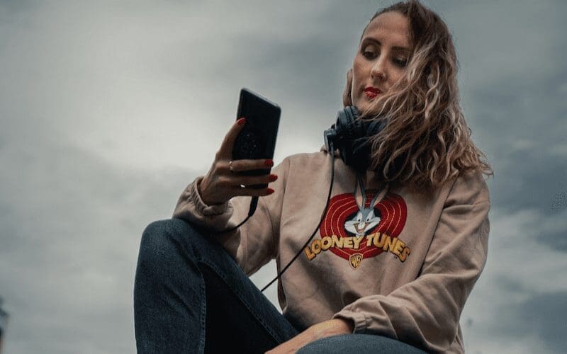 woman on phone vampr