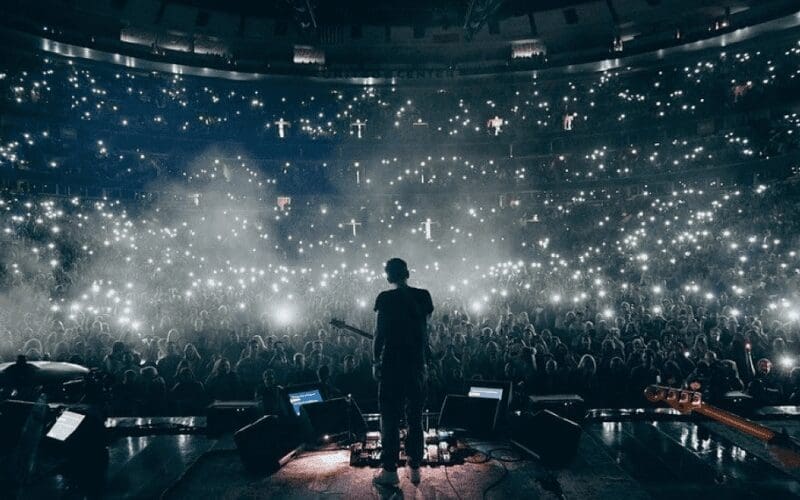 john mayer live on stage with crowd