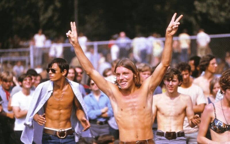 woodstock 1969 crowd peace concert etiquette