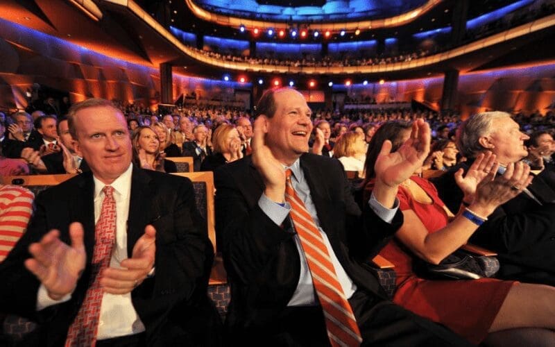 crowd clapping concert etiquette