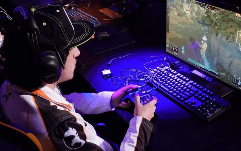 pro gamer playing a game on pc