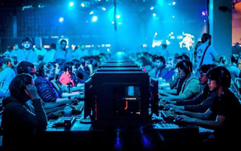 esports comeptition with professional gamers