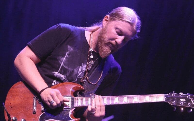 derek trucks playing slide guitar