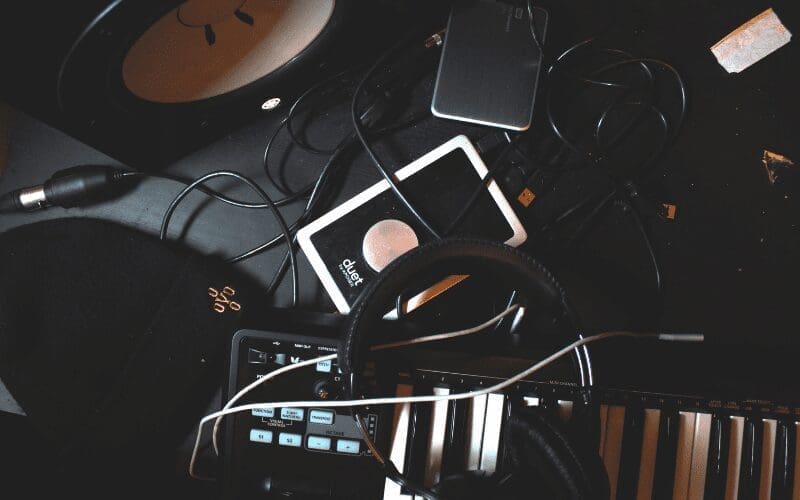 phone headphones keyboard wires speaker