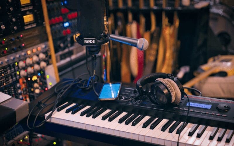 keyboard and microphone 